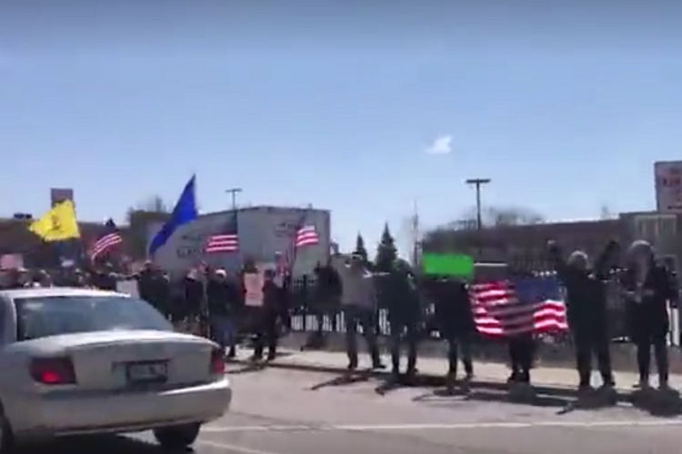 Ratusan pemrotes berunjuk rasa di Brookfield, Wisconsin pada Sabtu, 18 April, untuk memprotes perintah perpanjangan tinggal di negara bagian yang dipaksakan oleh Gubernur Tony Evers karena wabah virus corona.