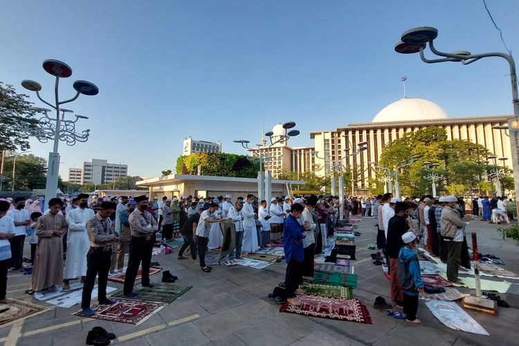 Ribuan jamaah menunaikan Salat Ied berjamaah di Masjid Istiqlal, Jakarta, pada Minggu (10/7/2022).