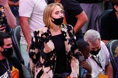 Adele Tampil Modis Saat Nonton NBA Finals