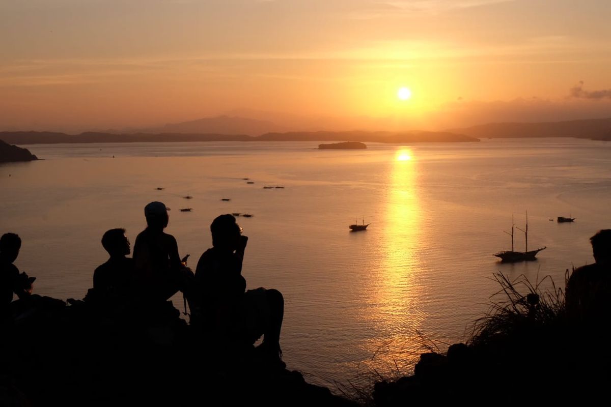 Pemandangan matahari terbit di Pulau Padar, Nusa Tenggara Timur