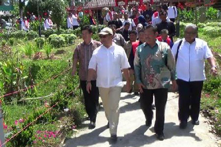 Gubernur Kepulauan Bangka Belitung Erzaldi Rosman (pakai topi) saat menghadiri perayaan hari besar umat Konghucu di Kelenteng Shen Mu Miao Tanjung Bunga, Pangkal Pinang, Kepulauan Bangka Belitung.