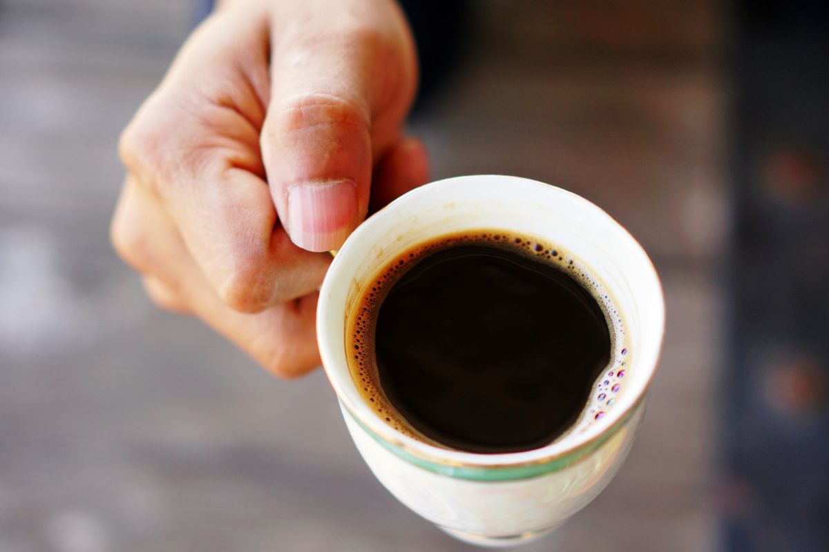 Apakah kopi bisa menurunkan berat badan? Jawabannya, bisa. Namun minum kopi saja tidak membantu kita untuk menurunkan berat badan. 