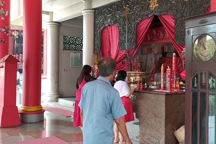 Saat beberapa pengunjung berdoa di makam Kiai Juru Mudi. Kamis (4/8/2022)