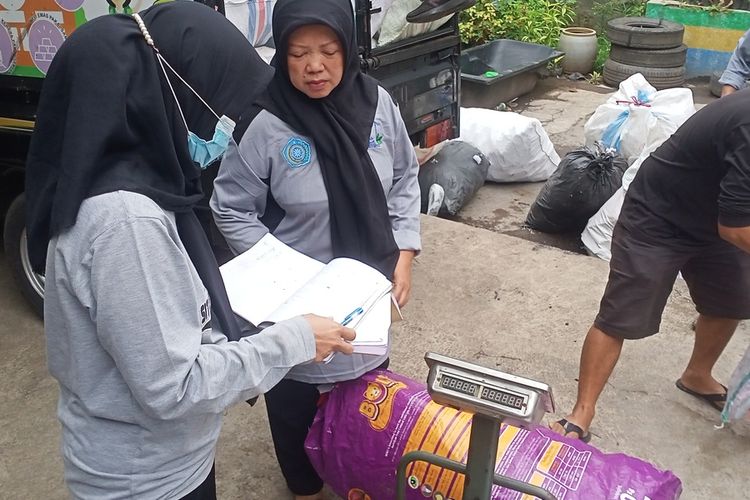 Bank Sampah Bebep yang berada di Gang Situsaeur Timur, Kelurahan Situsaeur, Kota Bandung yang berdiri tahun 2020 berhasil mengatasi persoalan sampah dilingkungan masyarakat. Tak hanya itu, kehadiran Bank Sampah Bebep juga berhasil membangun kesadaran warga terkait sampah.
