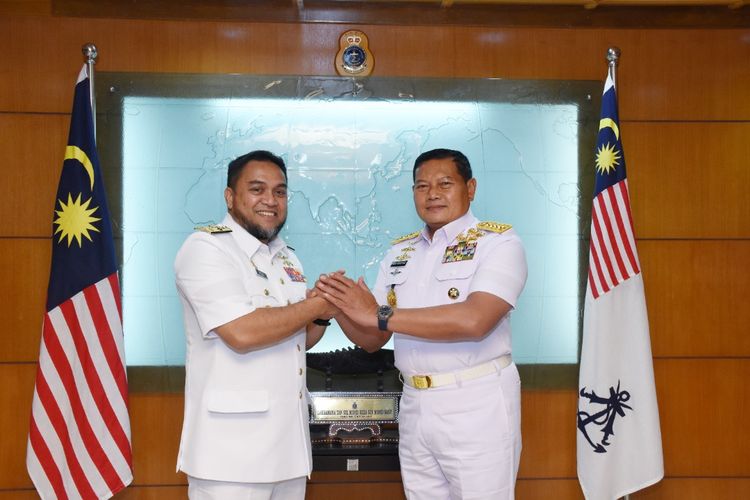 Kepala Staf Angkatan Laut (KSAL) Laksamana TNI Yudo Margono bertemu Panglima Tentera Laut Diraja Malaysia (TLDM) Laksamana Tan Sri Mohd Reza bin Mohd Sany di Markas Tentera Laut, Wisma Pertahanan Kuala Lumpur, Malaysia, Rabu (15/12/2021).