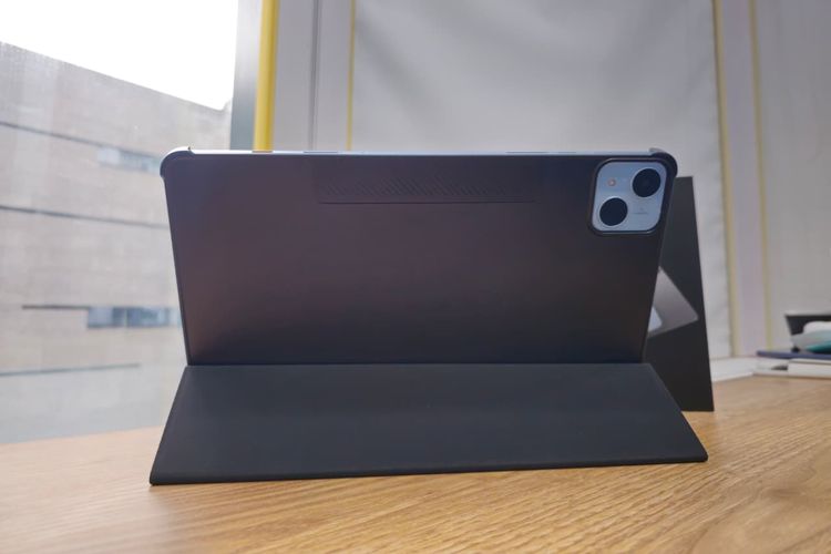 Tablet Tecno Megapad SE dibekali free case standing untuk menopang perangkat agar mudah dioperasikan tanpa perlu digenggam.
