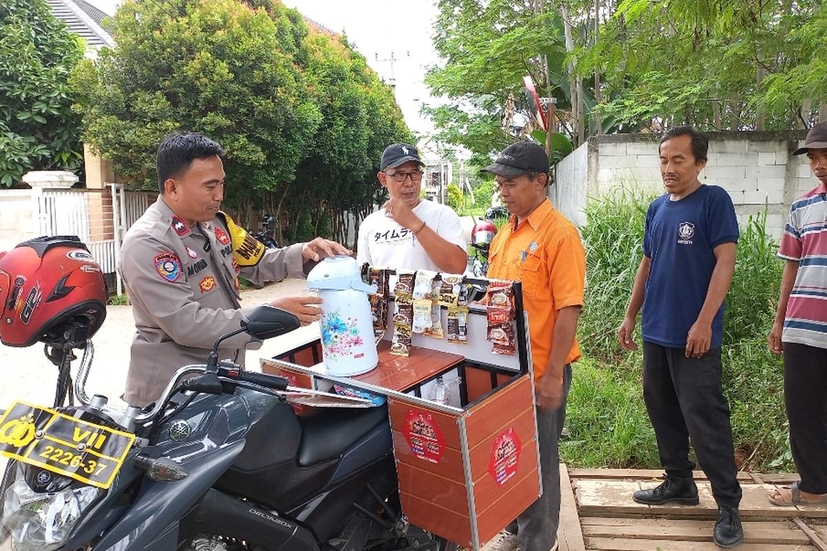 Anggota Binmas Polsek Sukmajaya, Aipda Mohadi saat menyeduhkan kopi untuk warga RT 006 RW 004, Jatimulya, Cilodong, Depok pada Rabu (8/2/2023).