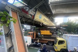 Ekskavator yang Tersangkut di JPO Tendean Hendak Dibawa ke Proyek Kejagung