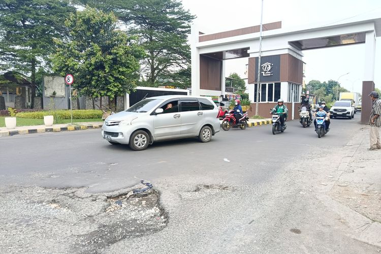 Perbaikan Jalan Rusak Depan Gapura Dukuh Zamrud Bekasi Dianggarkan Rp 5 Miliar