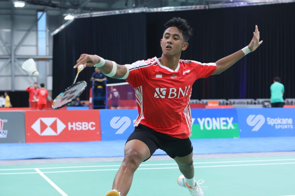 Tunggal putra Alwi Farhan saat bertanding melawan Perancis pada Kejuaraan Dunia Bulu Tangkis Beregu Campuran atau Piala Suhandinata 2023 di The Podium Arena, Spokane, Washington, Amerika Serikat, Jumat (29/9/2023) dini hari WIB. Indonesia menang 3-1 dan lolos ke final. Artikel ini berisi jadwal Piala Suhandinata 2023. 