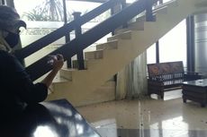 Demo Tolak UU Cipta Kerja Ricuh, Kaca Gedung DPRD Jember Pecah Dilempar Batu