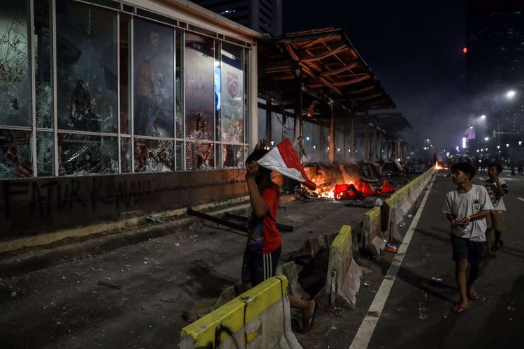 Suasana Halte MRT Bundaran HI yang terbakar di Jalan M.H Thamrin, Jakarta Pusat, Kamis (8/10/2020)