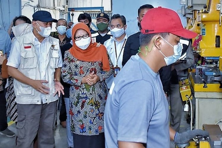 Bupati Tegal Umi Azizah menyampaikan penjelasannya tentang fungsi lingkungan industri kecil kepada Menteri Koperasi dan UKM Teten Masduki saat meninjau unit produksi sarana usaha industri manufaktur logam di LIK Takaru, Kramat, Sabtu (25/9/2021) (Foto: Dok. Humas Pemkab. Tegal)