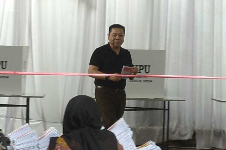 Narapidana kasus korupsi E-KTP, Setya Novanto menyalurkan hak pilihnya pada Pemilu 2024 di TPS 905 Lapas Klas I Sukamiskin, Kota Bandung, Jawa Barat, Rabu (14/2/2024).