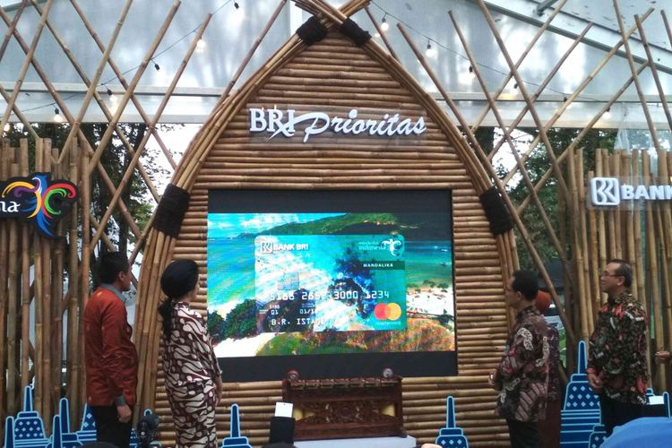 Jajaran Direksi Bank BRI dan Kementerian Pariwisata RI meluncurkan Kartu Kredit BRI Wonderfull Indonesia di pelataran Candi Borobudur, Kabupaten Magelang, Jawa Tengah, Rabu (18/4/2018) sore. 