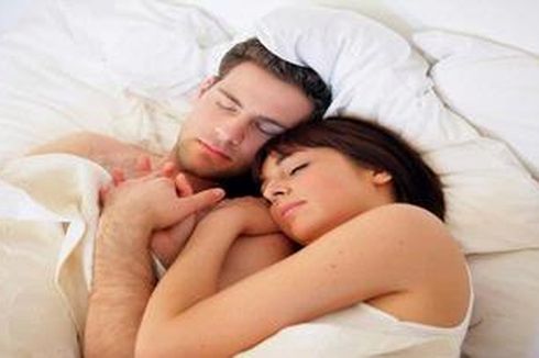 Ini yang Dilakukan oleh Pasangan Bahagia di Tempat Tidur