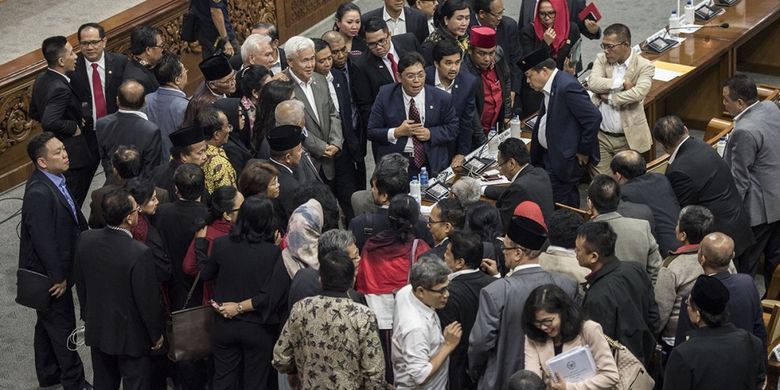 Anggota DPR Fraksi PDI Perjuangan melakukan konsolidasi seusai musyawarah dan lobi di sela-sela rapat sidang Paripurna ke-32 masa persidangan V tahun sidang 2016-2017 di Kompleks Parlemen Senayan, Jakarta, Kamis (20/7/2017). Hasil musyawarah pimpinan DPR dengan pimpinan Fraksi disetujui 573 pasal pemilu dan voting untuk dua opsi paket A atau B.