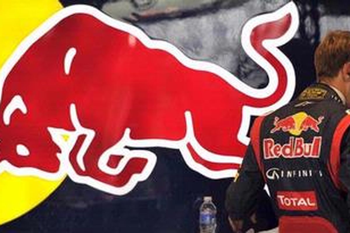 Pebalap Red Bull Racing, Sebastian Vettel, berada di garasi tim jelang GP Amerika Serikat, Minggu (18/11/2012).