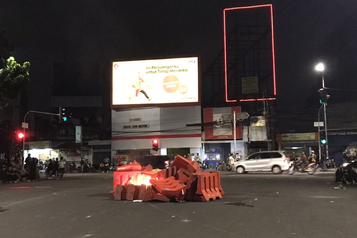 Water barrier di lampu merah pertigaan di Jalan Abdul Muis dekat Rumah Sakit Budi Kemuliaan, Gambir, Jakarta dibakar oleh sejumlah massa pada Selasa (13/10/2020) malam.