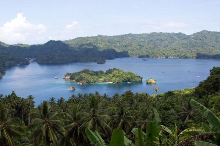 Pemandangan Selat Lembeh di Bitung, Sulawesi Utara.