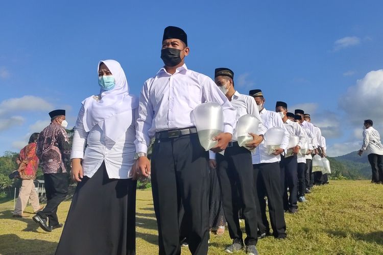 Belasan pasang calon pengantin melepas bibit ikan ke Waduk Sermo, Kapanewon Kokap, Kabupaten Kulon Progo, Daerah Istimewa Yogyakarta. Ini bagian dari upaya pemerintah mendorong kesadaran lingkungan melalui program Jogo Kaliku Sipatin (Jaga Komitmen Warga Kulon Progo Untuk Kelestarian Alam Lingkungan Ikan Kulon Progo dari Sedekah Ikan Pasangan Pengantin).