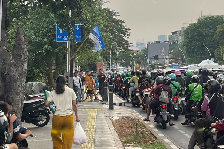 Sejumlah anak-anak menghadang pengendara motor yang lewat trotoar