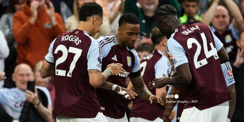 Pemain belakang Aston Villa Ezri Konsa melakukan selebrasi setelah mencetak gol pertama bagi timnya saat pertandingan Liga Inggris antara Aston Villa dan Tottenham Hotspur di Villa Park di Birmingham, Inggris tengah pada 16 Mei 2025.