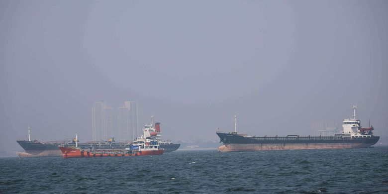 Pemandangan laut dengan latar belakang gedung bertingkat yang diselimuti asap polusi di Jakarta Utara, Rabu (31/7/2019). Berdasarkan data situs penyedia peta polusi daring harian kota-kota besar di dunia AirVisual, menempatkan Jakarta pada urutan pertama kota terpolusi sedunia pada Senin (29/7) pagi dengan kualitas udara mencapai 183 atau dalam kategori tidak sehat.