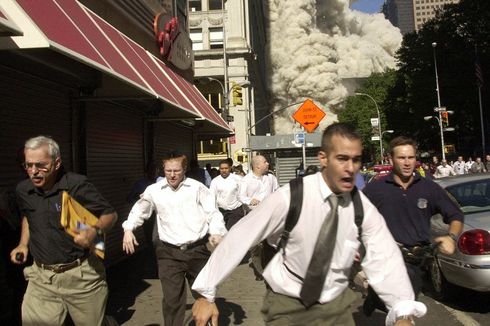 Fotonya Viral Menyelamatkan Diri Sambil Bawa Map Saat 9/11, Pria Ini Tewas karena Covid-19