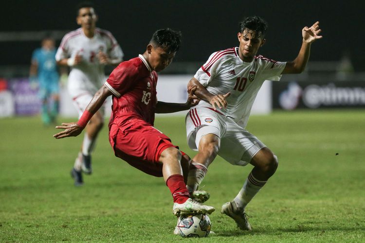 Pemain timnas U17 Indonesia Muhammad Nabil Asyura berebut bola dengan pemain timnas U17 Uni Emirat Arab Mohammed Jumah Almansoori pada laga Kualifikasi Piala Asia U17 2023 di Stadion Pakansari, Kabupaten Bogor, Rabu (5/10/2022). Indonesia menang dengan skor 3-2.