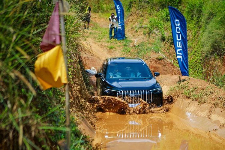Jaecoo J8 menunjukkan performa off-road ekstrem saat menerjang kubangan lumpur dengan sistem ARDIS aktif. 