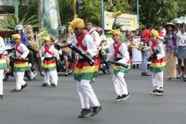 Para peserta kirab budaya bersiap-siap di lapangan Ngara Lamo, Ternate, Maluku Utara, Senin (14/4/2014). Kirab tersebut merupakan bagian dari Festival Legu Gam ke-13 yang berlangsung hingga 26 April. Festival menampilkan berbagai kegiatan lainnya seperti fashion street dan jelajah Samudera Kie Raha, yang sekaligus menjadi perayaan hari ulang tahun ke-79 Sultan Ternate. 