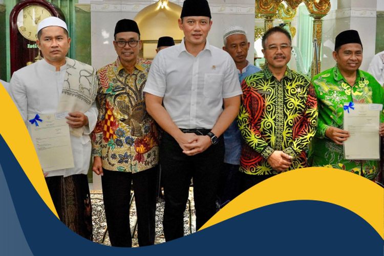 Menteri Agraria dan Tata Ruang/Kepala Badan Pertanahan Nasional (ATR/BPN), Agus Harimurti Yudhoyono (AHY) menyerahkan sertifikat tanah Masjid Sunan Giri di Gresik, Jawa Timur, usai Salat Jumat (05/07/2024). 