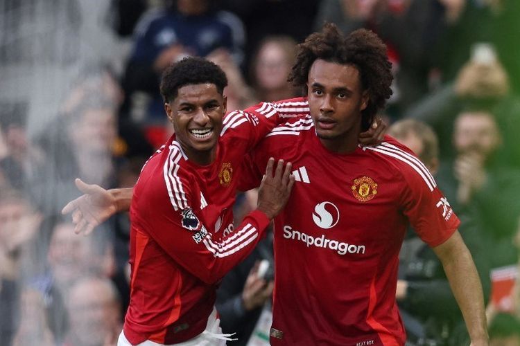 Marcus Rashford dan Joshua Zirkzee merayakan gol dalam pertandingan Man United vs Everton pada lanjutan Liga Inggris 2024-2025 di Stadion Old Trafford, Minggu (1/12/2024) malam yang tuntas dengan skor 4-0. (Photo by Darren Staples / AFP)