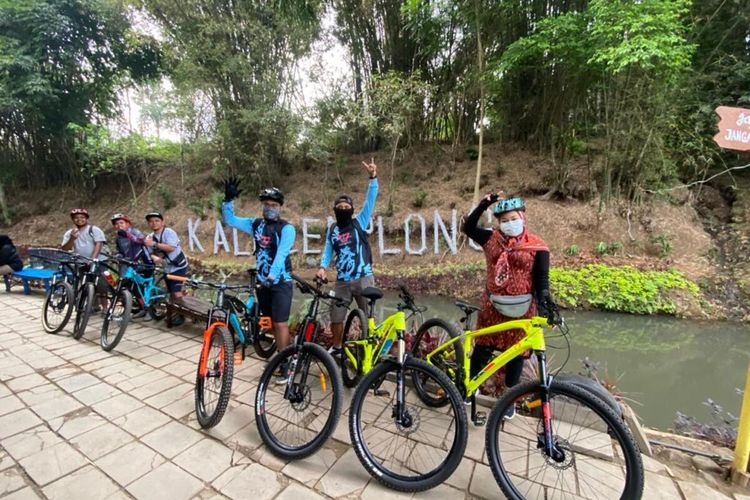 Pesepeda saat melintas di lokasi wisata Kali Cemplong, Sabtu (8/8/2020).