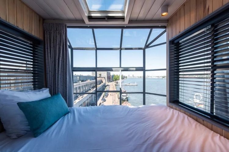 Ilustrasi kamar hotel di dalam derek dermaga, di Eropa.