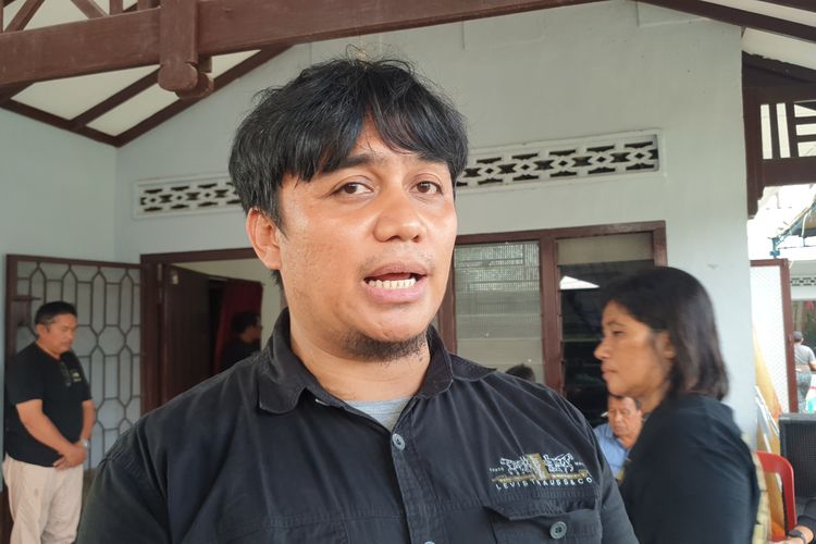 Ricky Pratama Ginting diwawancarai di rumah duka di Jalan Namorih, Kecamatan Pancur Batu, Kabupaten Deli Serdang, Sumatera Utara pada Jumat (4/7/2025).