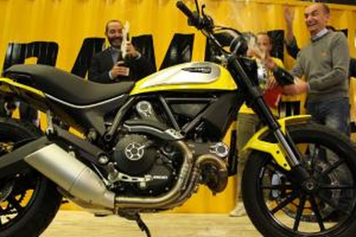 Perayaan produksi Ducati Scrambler dengan karyawan pabrik di Bologna, Italia.