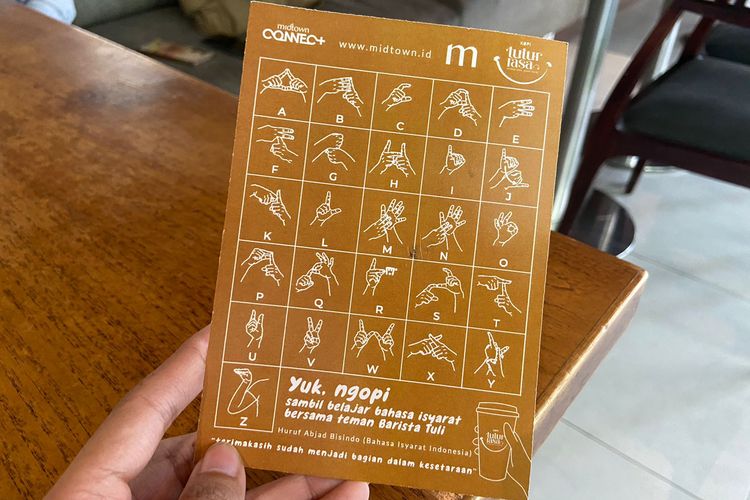 Kartu Bisindo yang disediakan Kopi Tutur Rasa Midtown Hotel Surabaya untuk pelanggan agar bisa berkomunikasi dengan teman tuli.  