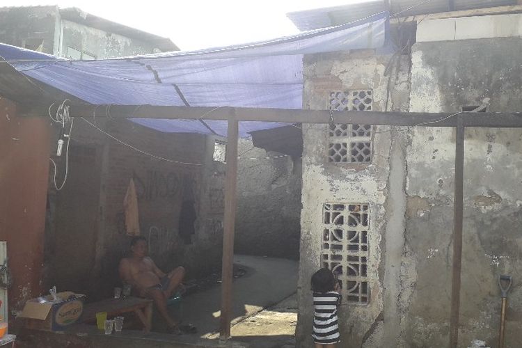 Keluarga Yusuf di Bidaracina, Sabtu (16/6/2018), masih menetap di rumah yang pernah terbakar pada Mei lalu.