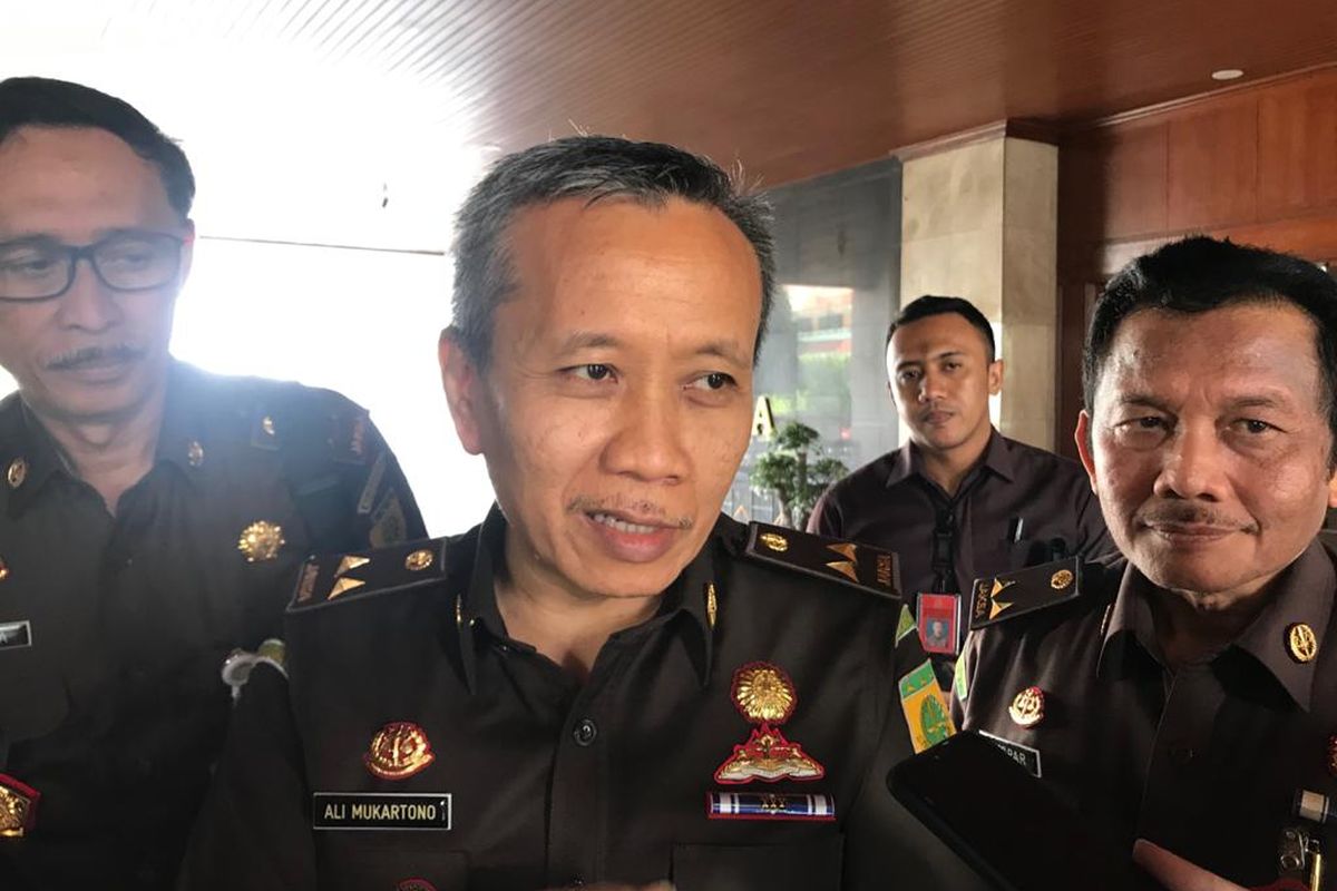 Jaksa Agung Muda Tindak Pidana Khusus Ali Mukartono (tengah) ketika ditemui di Kompleks Kejagung, Jakarta Selatan, Selasa (3/3/2020).