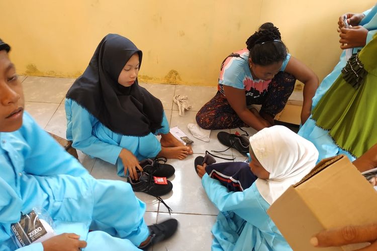 Tidak saja sepatu baru, bahkan siswa siswi SD kelas jauh ini juga mendapatkan bantuan buku baik buku pelajaran hingga buku cerita.