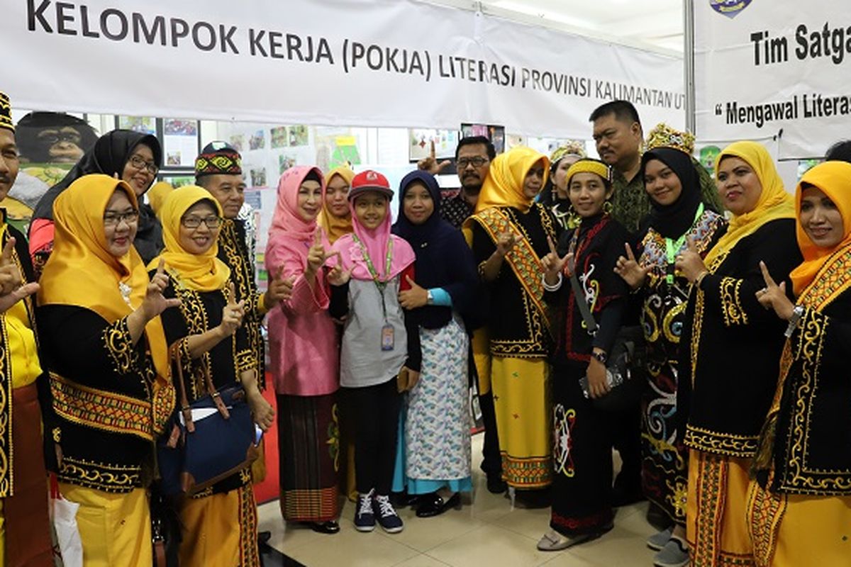 Kolaborasi pegiat literasi Kalimantan Utara dalam ajang Festival Literasi Sekolah 2018 di Gedung Kemendikbud Jakarta (30/10/2018).