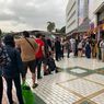 Hari Pertama Jakarta Fair 2022, Pengunjung Antre Panjang di Loket Masuk meski Gerimis
