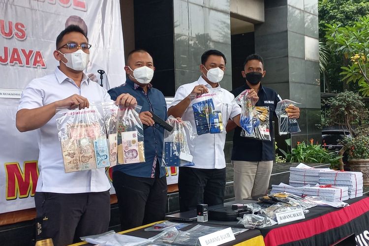 Jajaran Ditreskrimsus Polda Metro Jaya menunjukkan barang bukti hasil penangkapan empat tersangka robot trading Fahrenheit di Mapolda Metro Jaya, Selasa (22/3/2022).