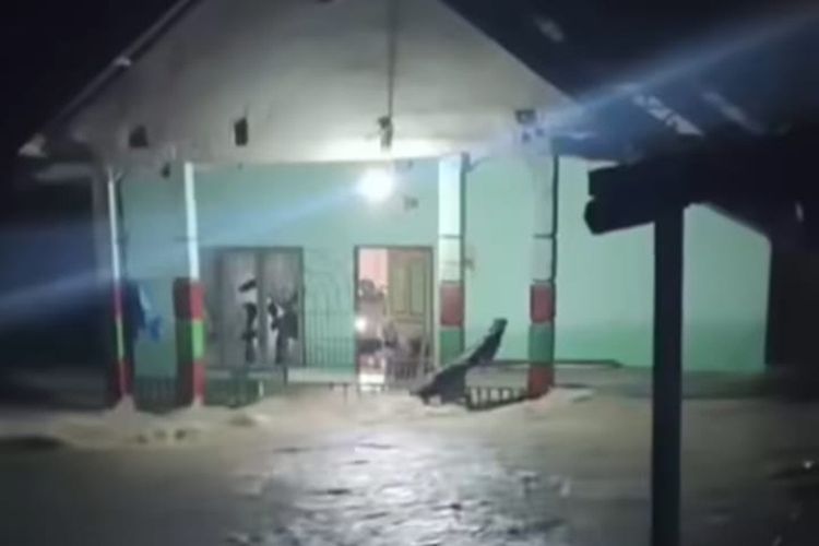 Hujan Deras di Sinjai Picu Banjir Bandang dan Longsor, Satu Rumah Hanyut, Perkampungan Terisolir