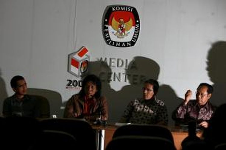 Mantan anggota KPU Mulyana W Kusumah (kiri), Direktur Eksekutif Centre for Electoral Reform Hadar N Gumay (kanan).