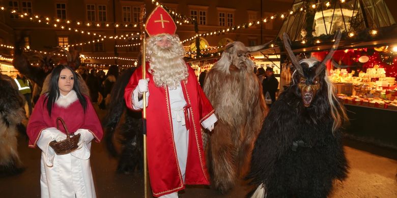 Tradisi unik warga Austria dalam merayakan Natal adalah dengan melakukan parade menggunakan kostum Krampus.