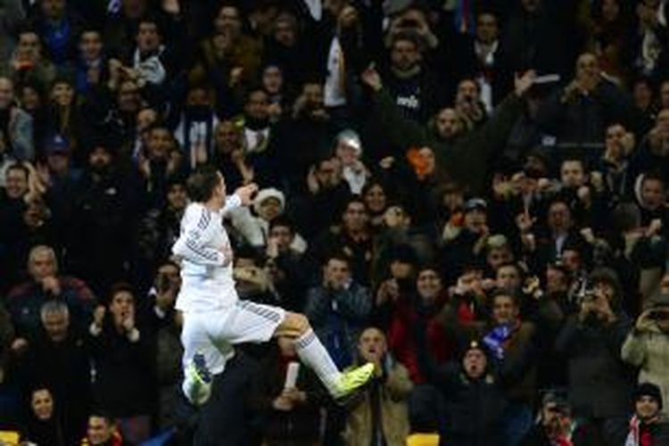 Ekspresi pemain sayap Real Madrid Gareth Bale setelah membobol gawang Galatasaray, pada laga kelima Grup B Liga Champions, di Santiago Bernabeu, Rabu (27/11/2013).
