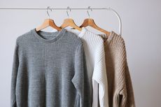 3 Cara Menggantung Sweater Tanpa Bikin Melar